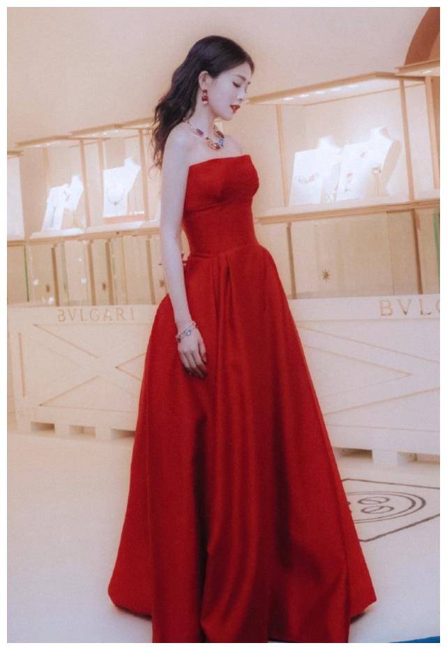 白鹿穿晚礼服的时候,整个人的形象气质又不一样了.