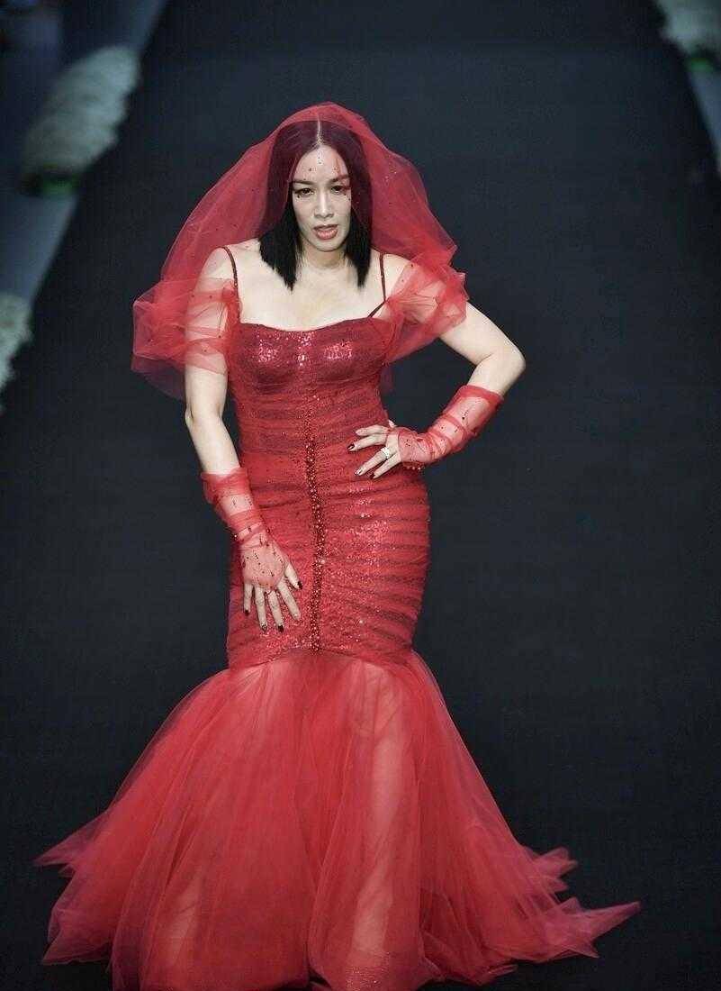 钟丽缇真不肯服老,时尚身材穿鱼尾裙扮美人鱼,50岁太养眼了_连衣裙_效