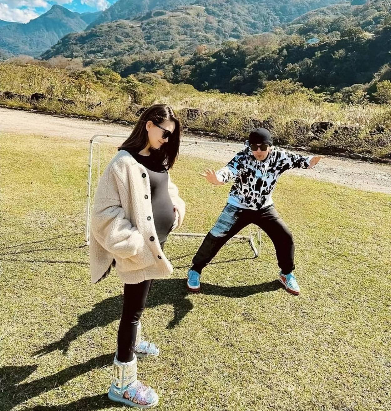28岁昆凌三胎出月子晒美照,素颜出镜身材恢复如初