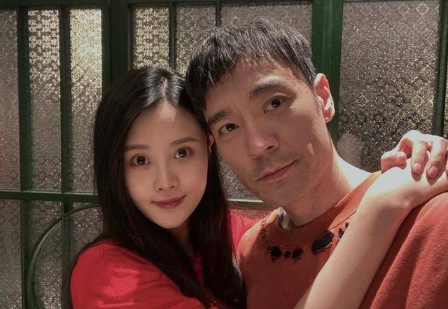 李光洁老婆晒照秀恩爱,有谁注意身后的家里环境,难怪能这么甜蜜