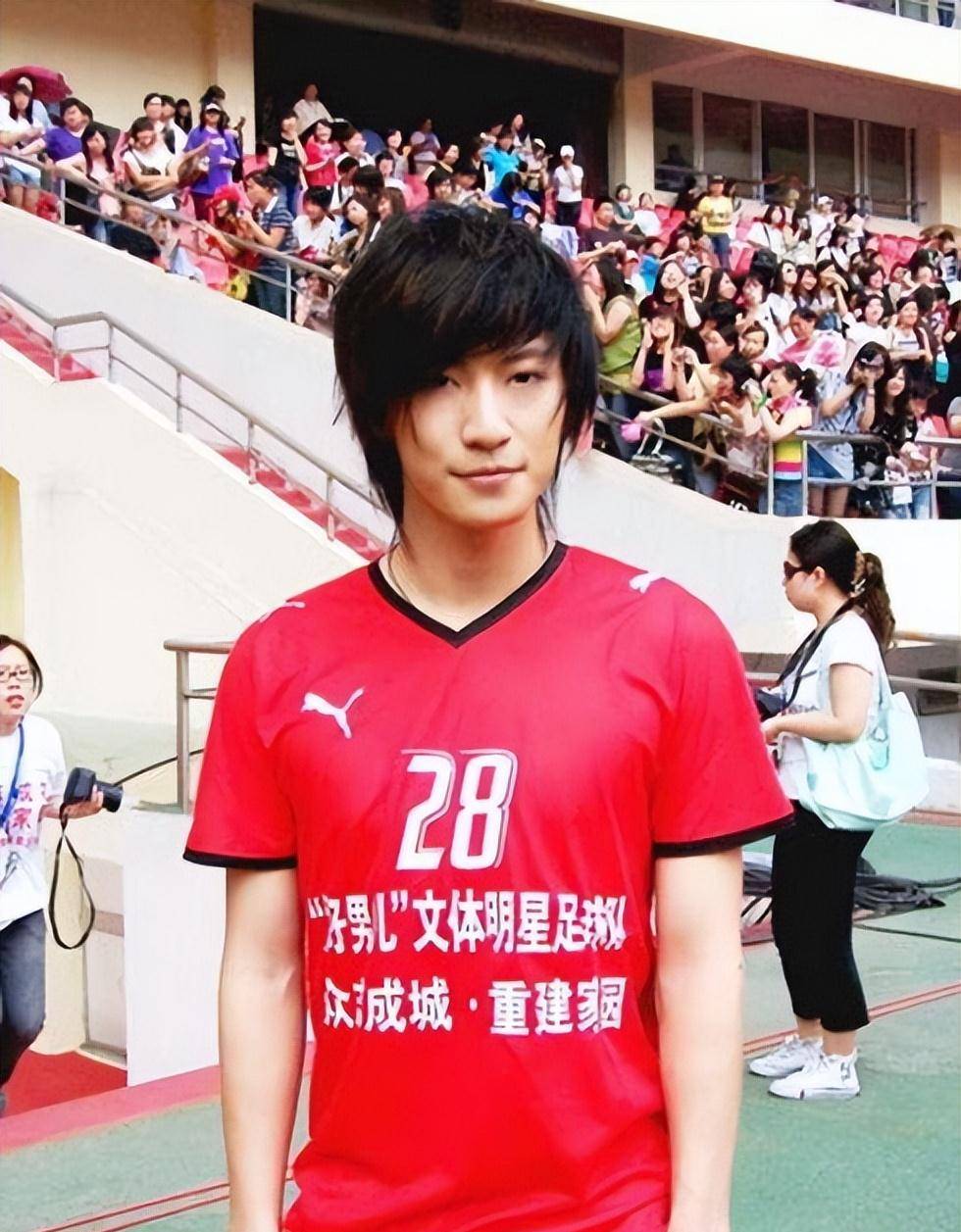 在上初中的时候,身材高大,体型匀称的乔任梁练起来跳高,别说在这方面