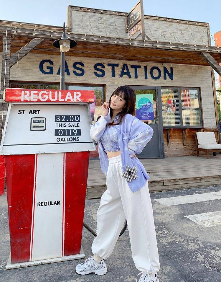 李小璐又换新发型,穿扎染衬衫炫腹秀香肩,为自己潮牌拍写真穿搭