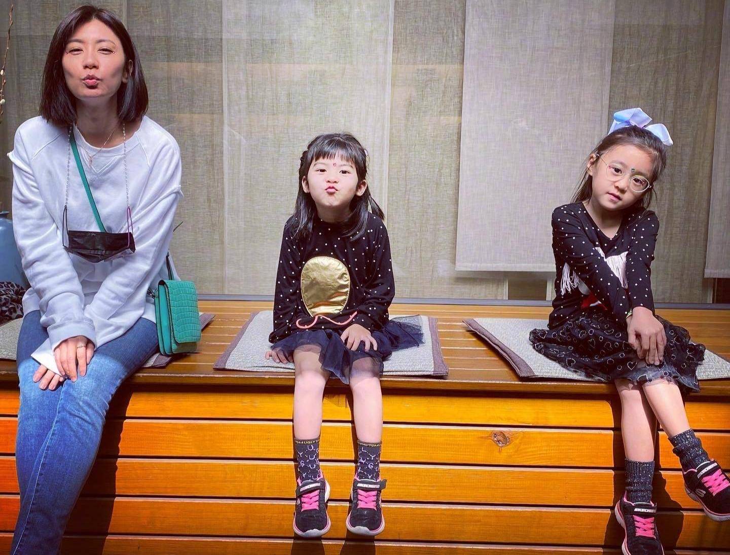 贾静雯5岁女儿查出先天弱视,小小年纪就要戴眼镜,好在颜值依旧_梧桐