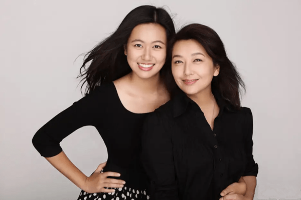 论保养只服这6位女星,与亲生女儿同框似姐妹