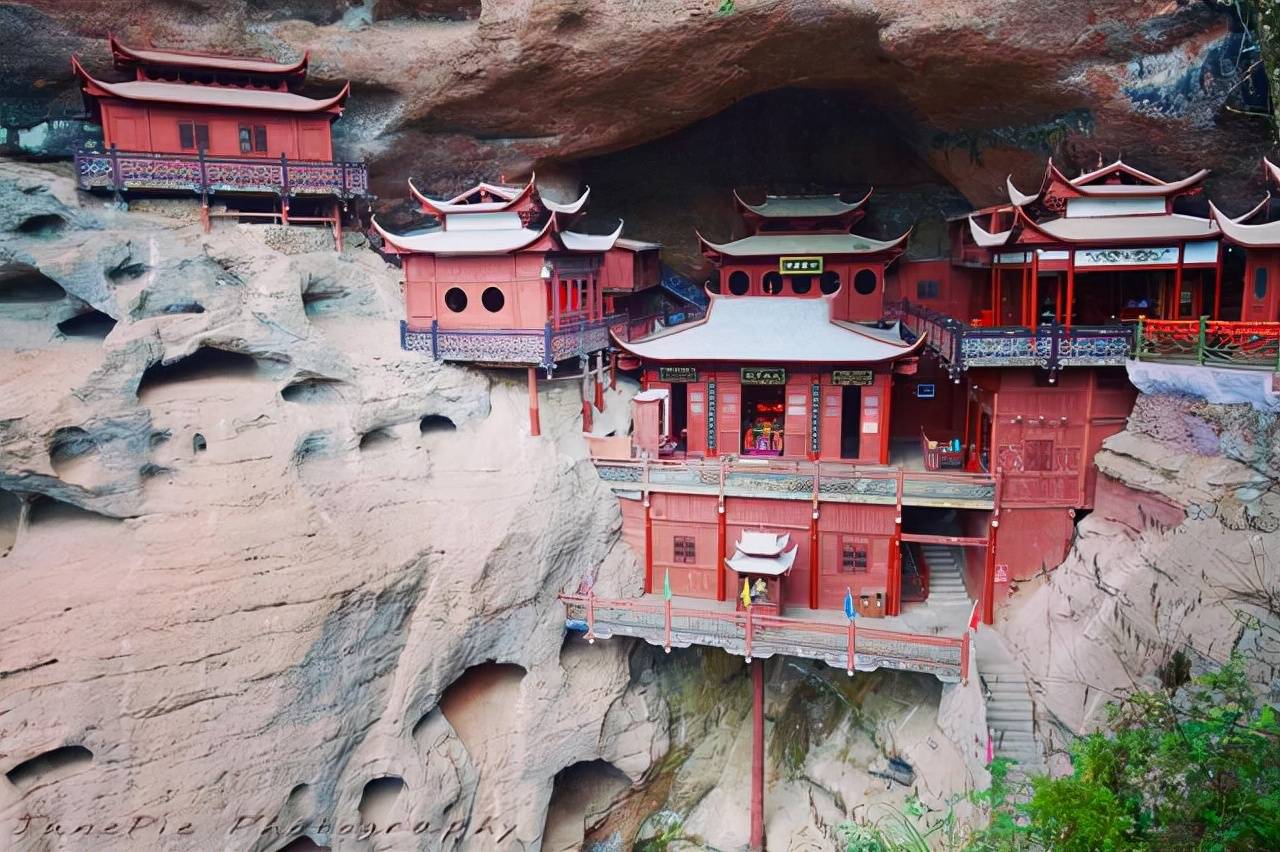 福建一根柱子撑起的寺庙，四幢重楼叠阁，险峻的地势，香火很旺