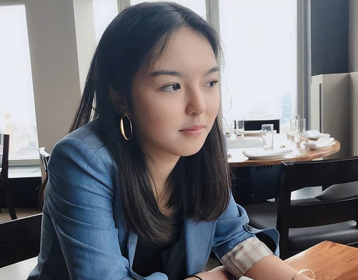 李咏女儿法图麦晒出美照,穿黑色紧身连衣裙,身材火辣女人味十足