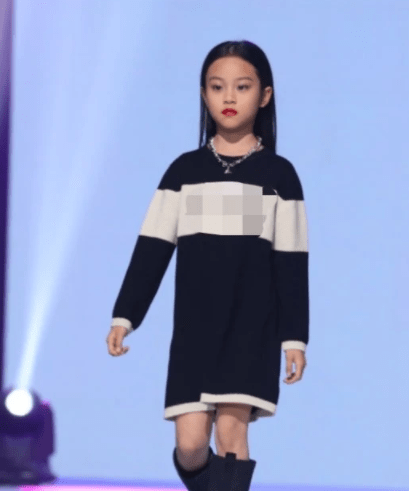 李小璐9岁女儿甜馨首次登台走秀,模特气场十足,网友:好帅!