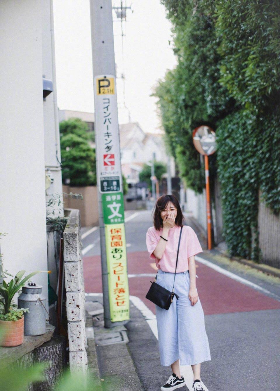 谭松韵短发造型也甜美穿条纹衬衫裙玩下身失踪一双长腿好撩人