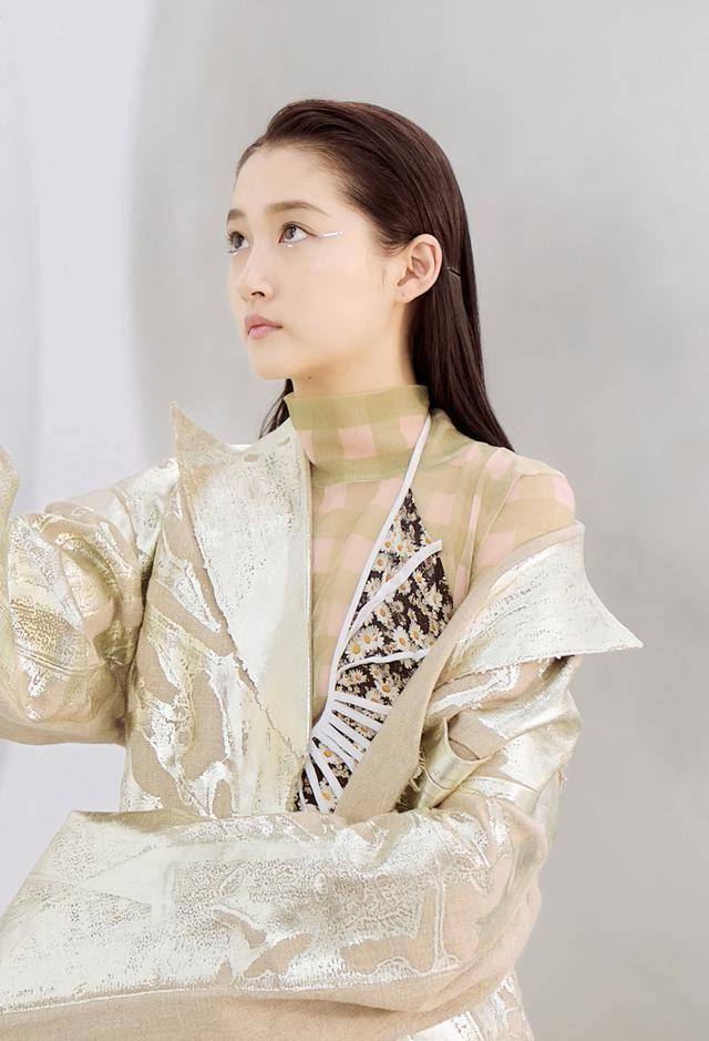 近照看,关晓彤身材纤瘦,整体造型中,酷帅带着一丝甜美,气质这方面拿捏