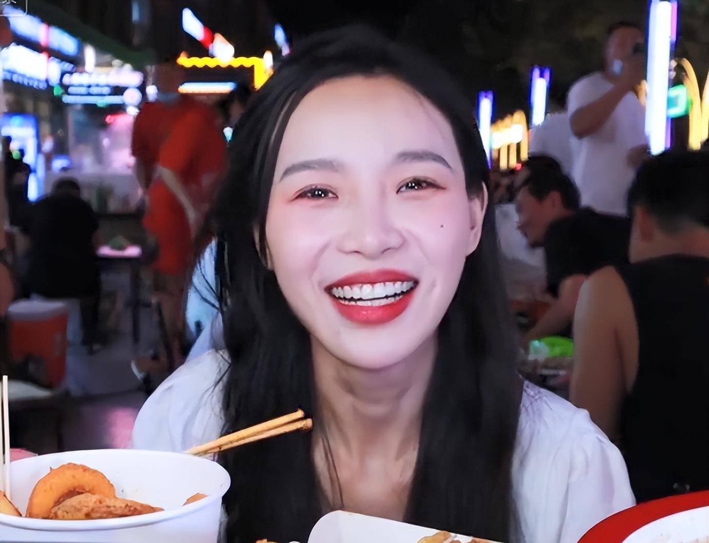 网红小贝夜市被男子骚扰,扬言吃完发500元,还让她走不出这条街_视频