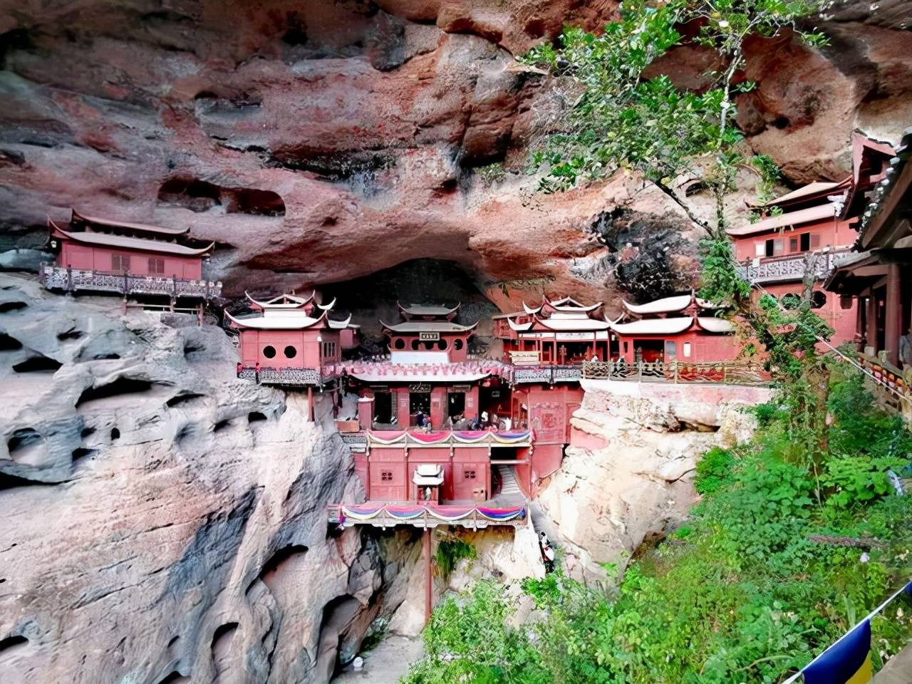 福建一根柱子撑起的寺庙，四幢重楼叠阁，险峻的地势，香火很旺