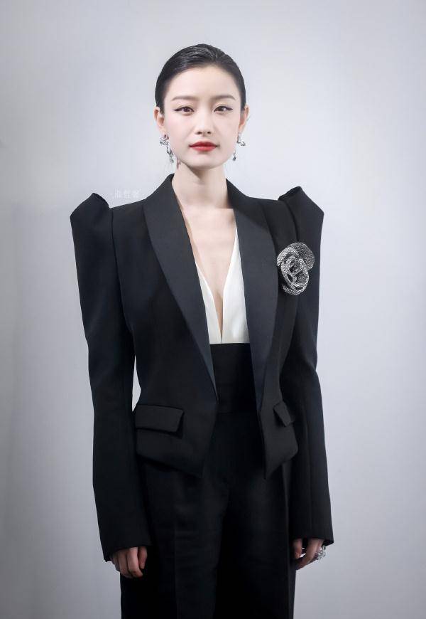 嘉人红毯:倪妮深v太撩人,李冰冰穿镂空身材衣,唐嫣美腿又白又直_黑色