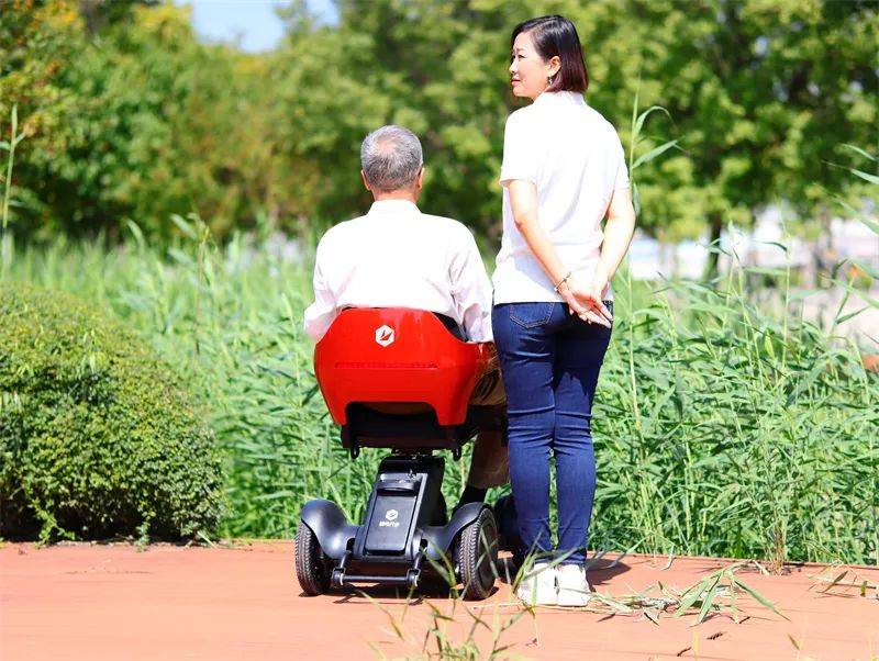 紅色蜂鳥代步車:全向輪設計 過坎拐彎更順暢 時尚與智能的結合_搜狐