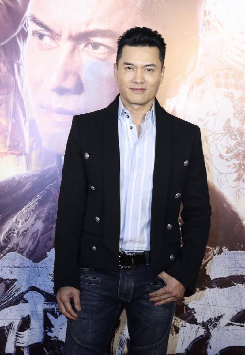 吕良伟儿子近照曝光,年仅19岁却是个小胖子,五官酷似吕良伟_吕善扬