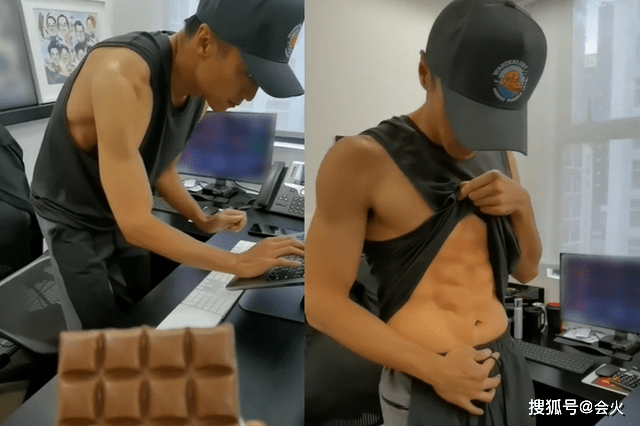 掀起上衣秀出腹肌,两台电脑桌面显杂乱_视频_网友_身材