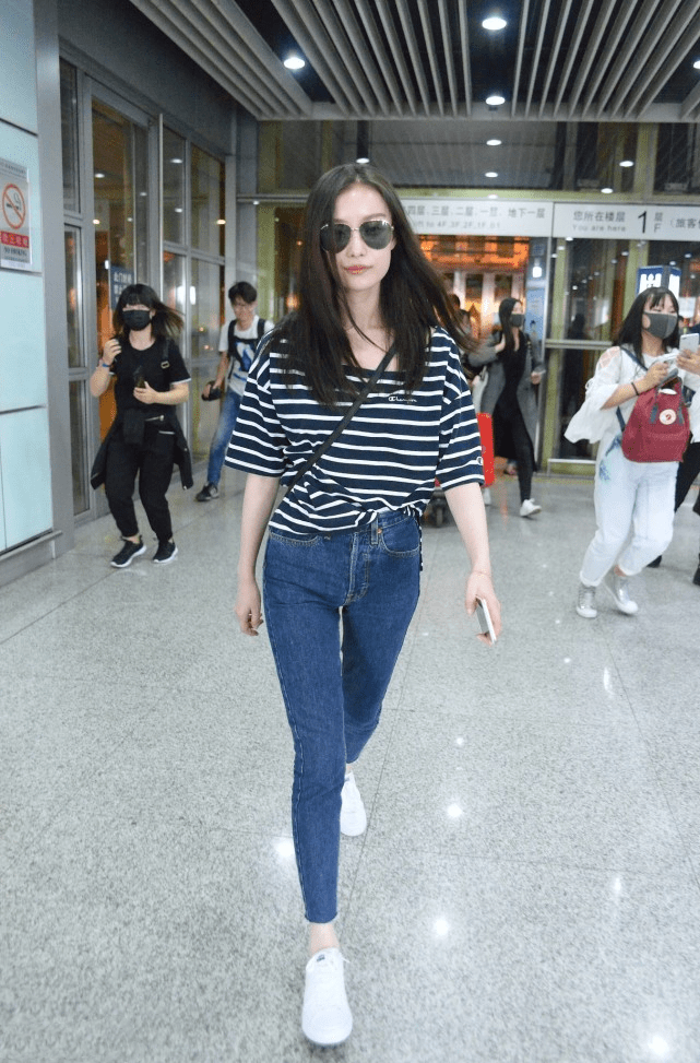 倪妮不穿华服也带着大女人气质,梳长发有御姐风范,穿搭也高级,搭配