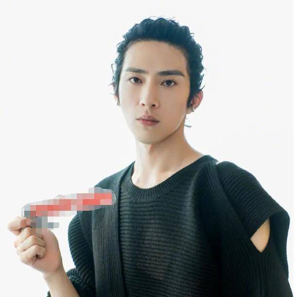 一条红色的长裤显得格格不入,如今的井柏然留起了长发