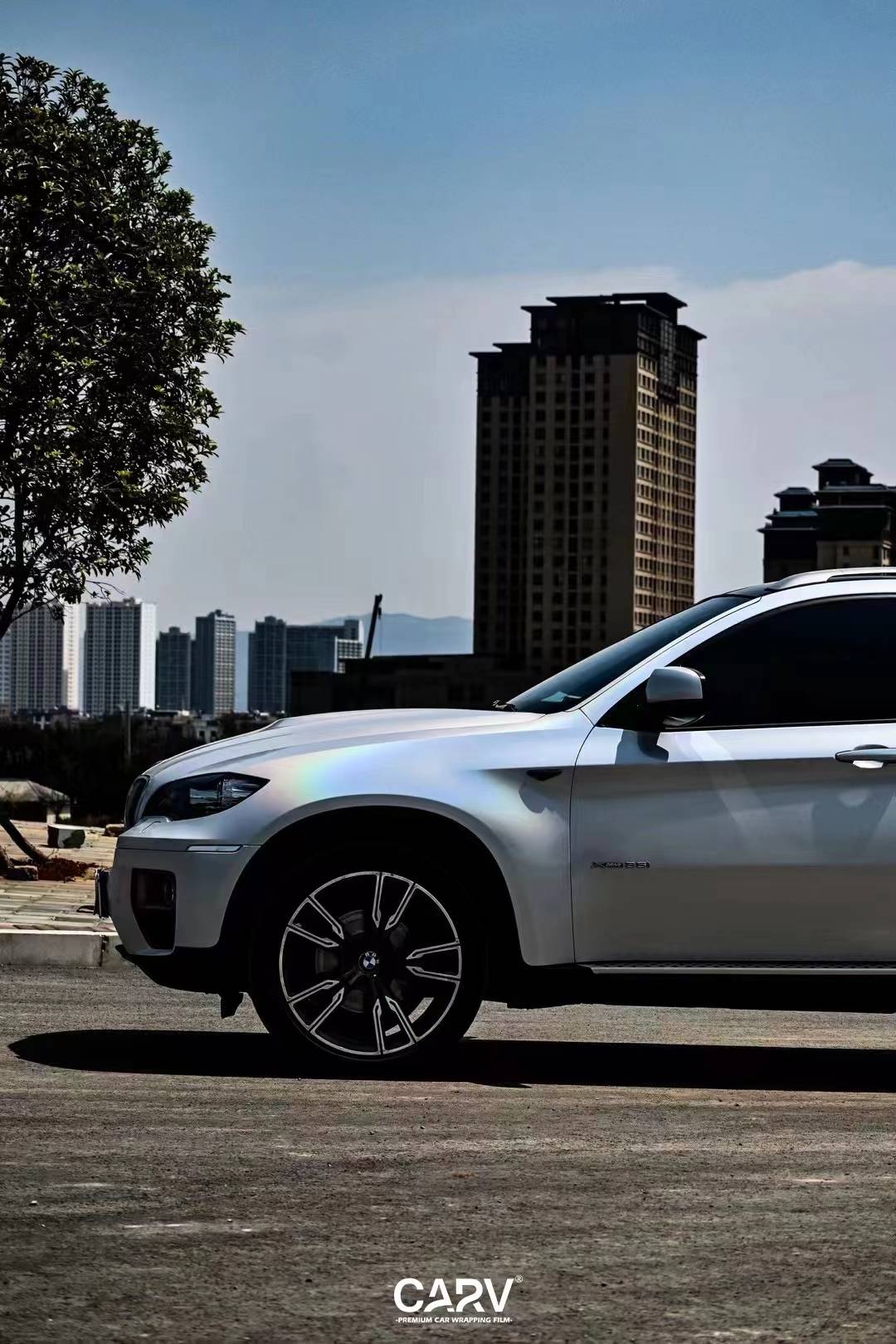 宝马x6卡孚改色膜镭射白