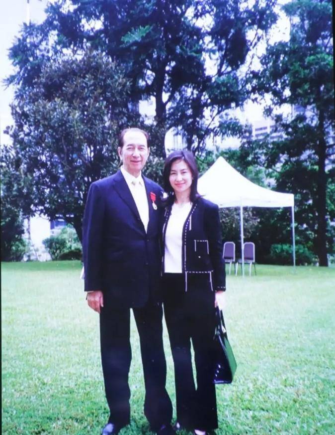 还曾经陪着何超莲一起去游乐园坐旋转木马,照片中,何鸿燊虽然是在度假