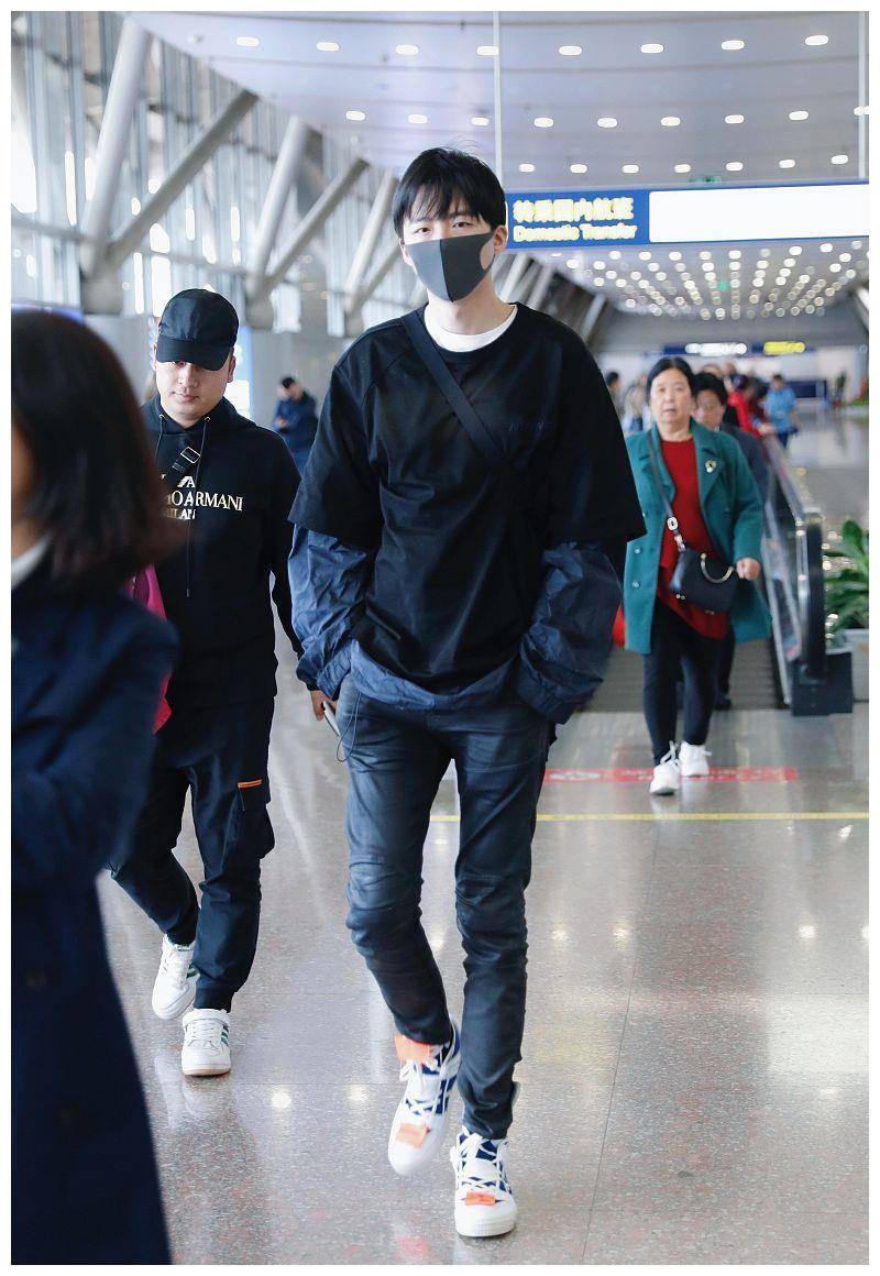 刘宇宁解锁叠穿新花样,机场"搓手手"动作呆萌又讨喜_黑色_衣服_t恤