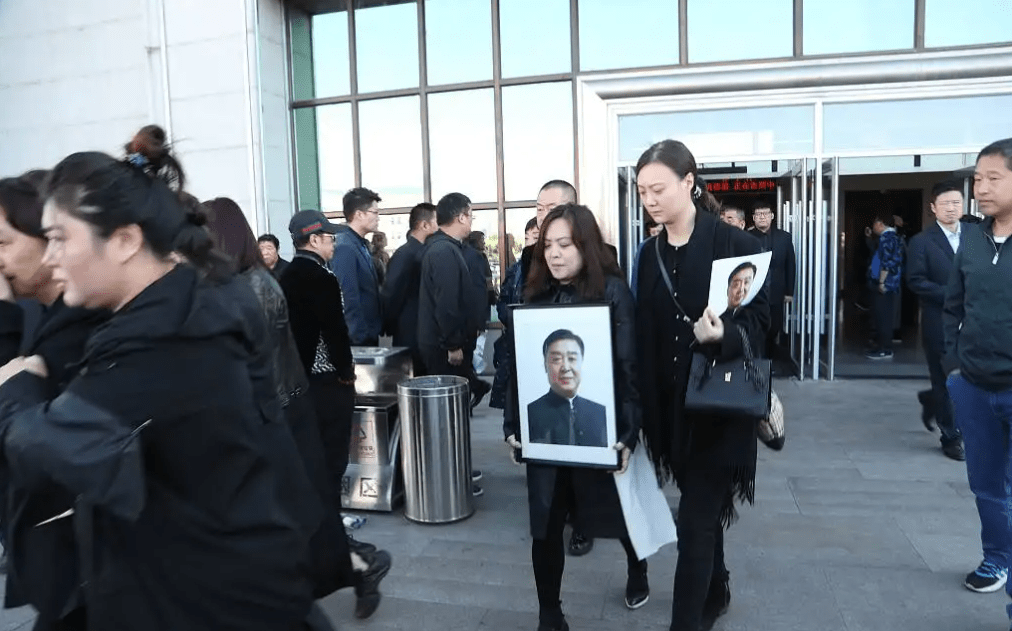 每逢清明节或是师胜杰忌日,宋艳都会去师胜杰墓前看望他,陪着他说会话