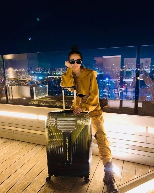 昆凌身型娇小却懂得运用穿搭显得自己更有大气的风范