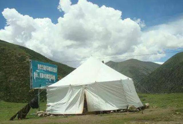 西藏路旁的白色帐篷，为何不能进？当地人：进去想出来就难了