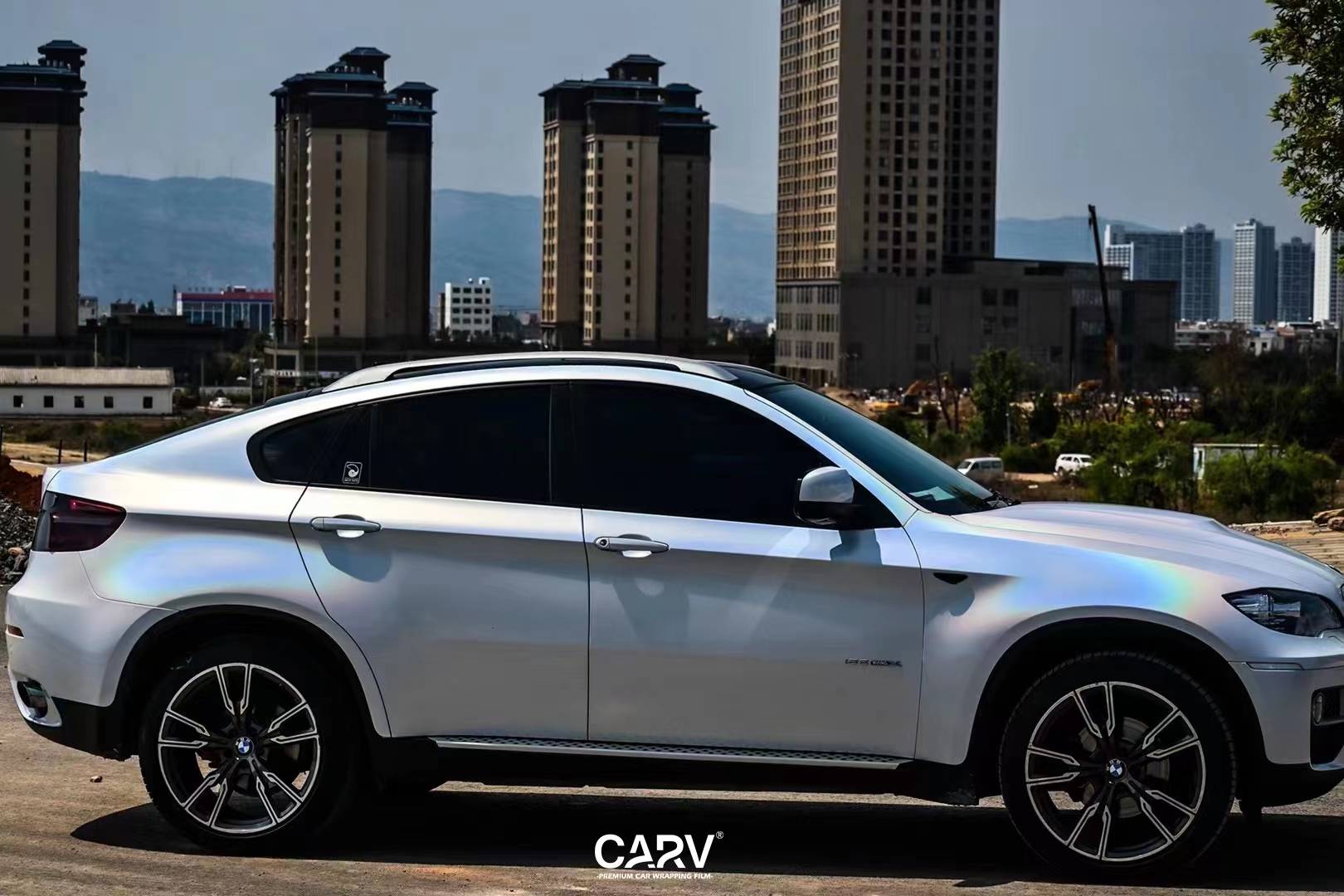 宝马x6卡孚改色膜镭射白