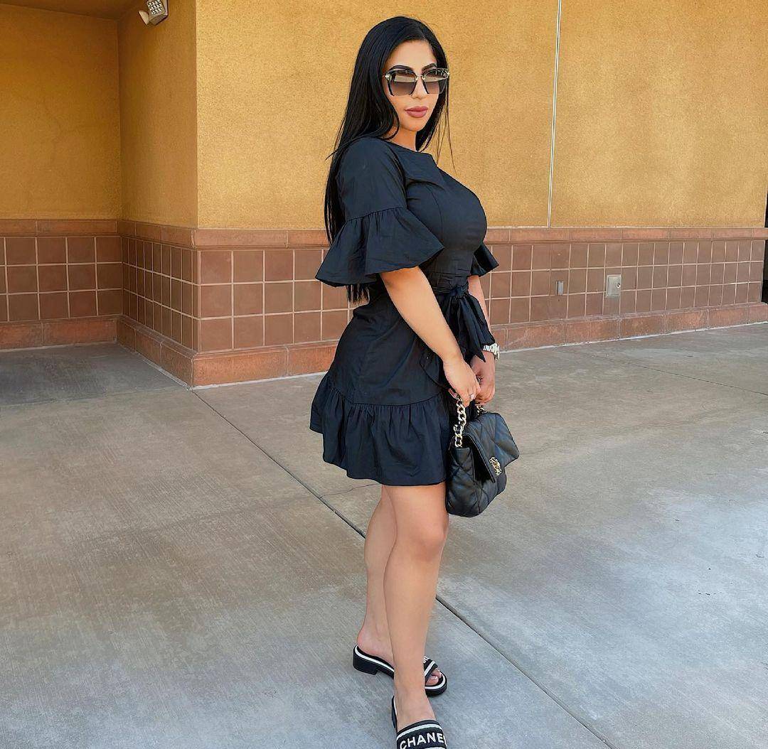 照片中,杰米·瓦伦西亚(jamie valencia)有着一头乌黑柔顺的披肩长发