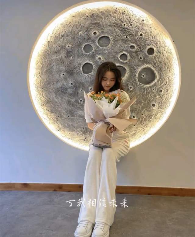 靳东回老家与家人聚会!甜蜜揽外甥女合照