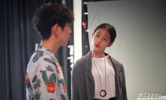 黄磊带女儿看展被偶遇!多多穿露脐装秀长腿
