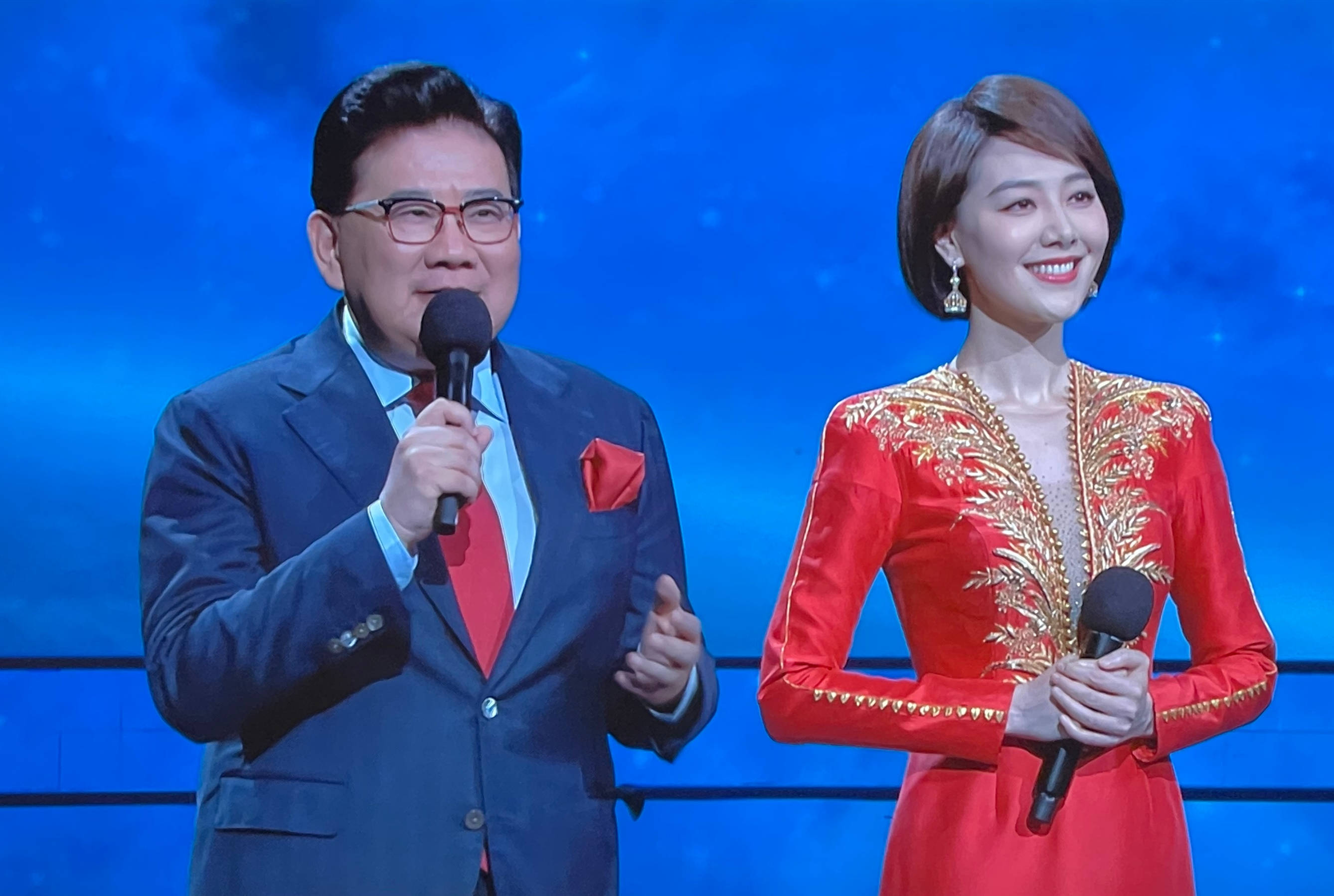 女主持王冠:和曹可凡传绯闻,被李咏器重,39岁未婚成母亲心病_赵忠祥