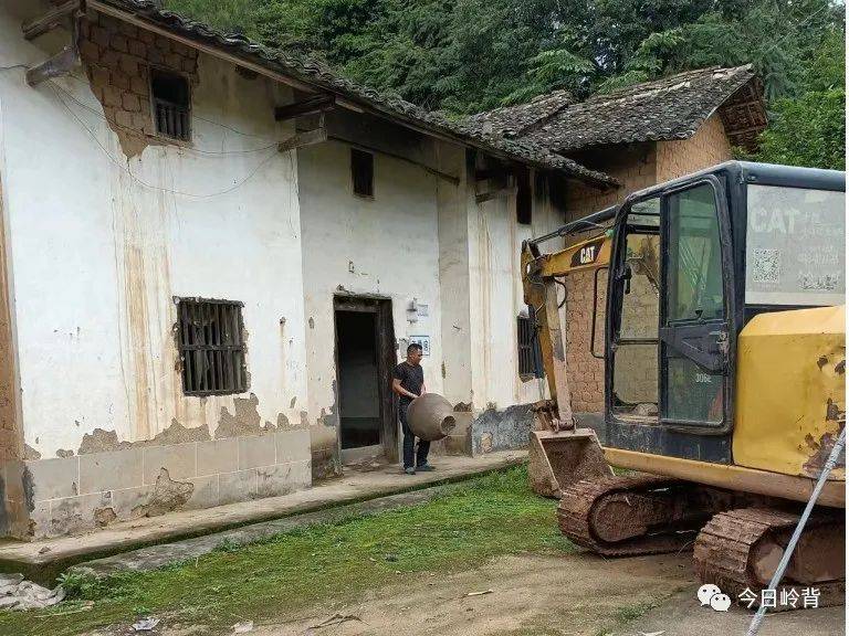 江西赣州于都县岭背镇拆除危旧废弃土坯房建设美丽宜居新农村