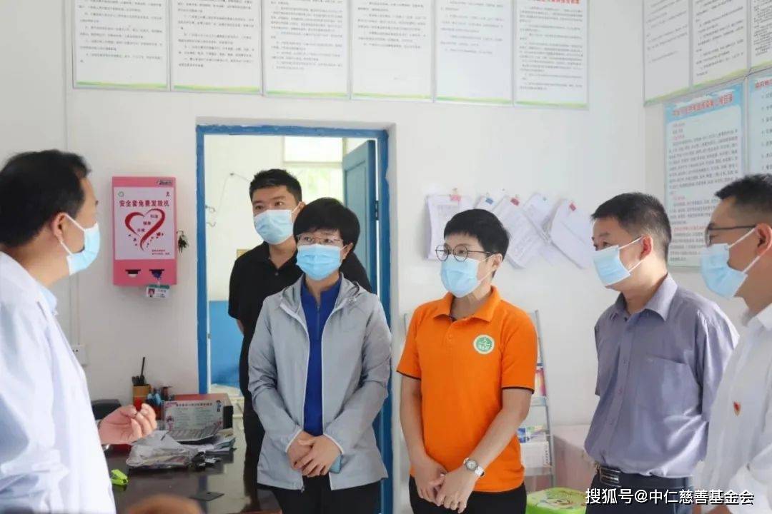 在依安县副县长孙坤,卫健局长李东军,副局长尹淑芹等相关领导的陪同下