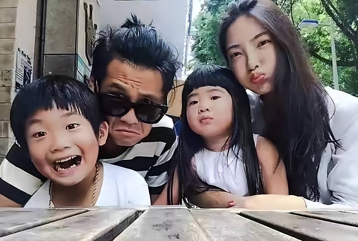 曹格妻子晒女儿近照,穿泳装秀窄腰细腿