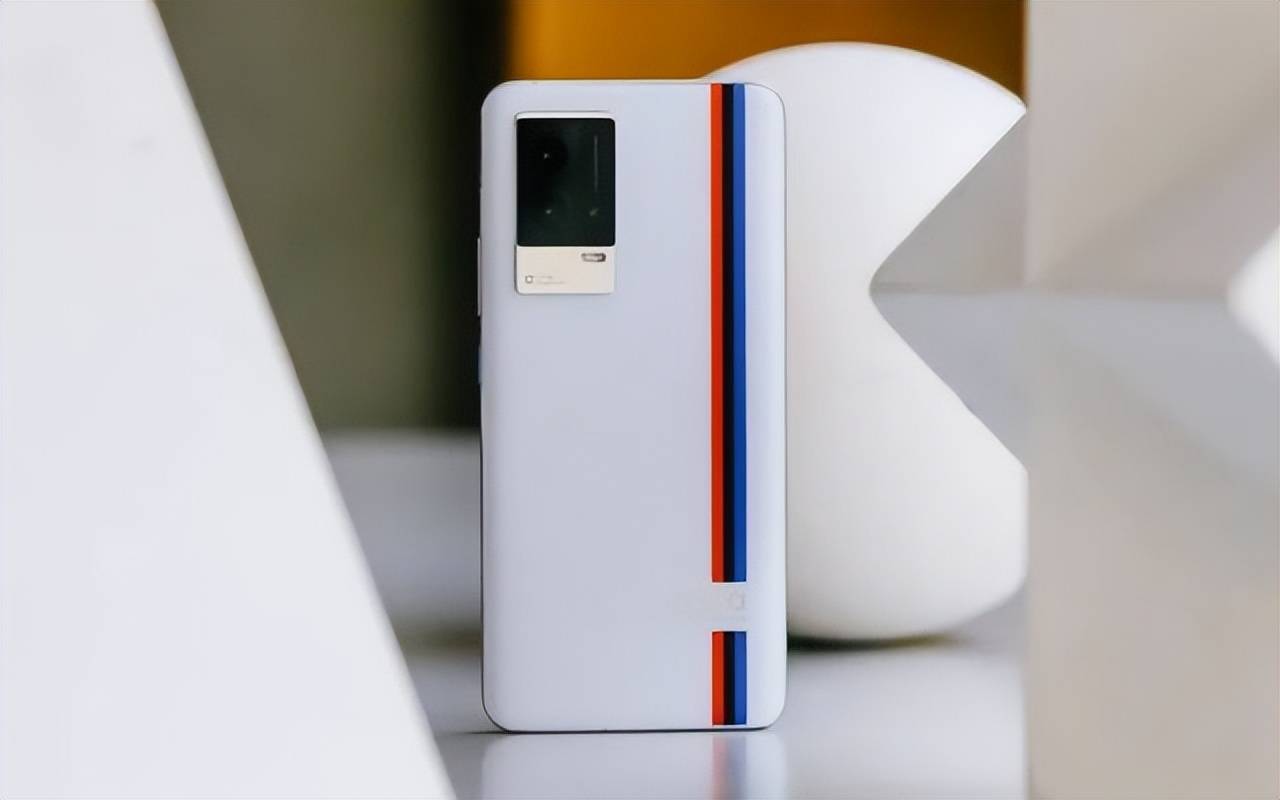 vivo iqoo 8传奇版限时降价500元,2022年还值得入手吗?