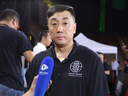 年轻时的王非长相帅气,气质儒雅,是中国男篮历史上颜值最高的教练,他