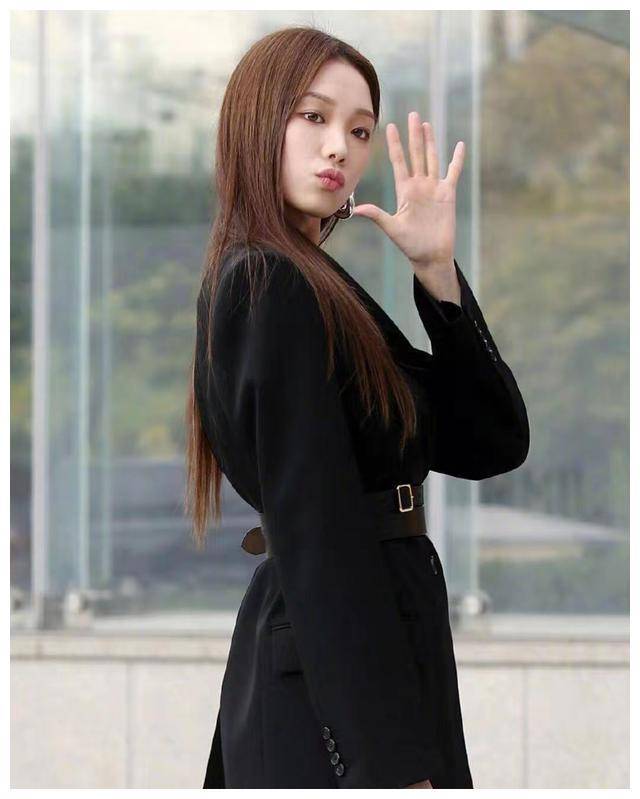 韩剧女王李圣经,穿红色格纹套装,人美腿长衣品也不差