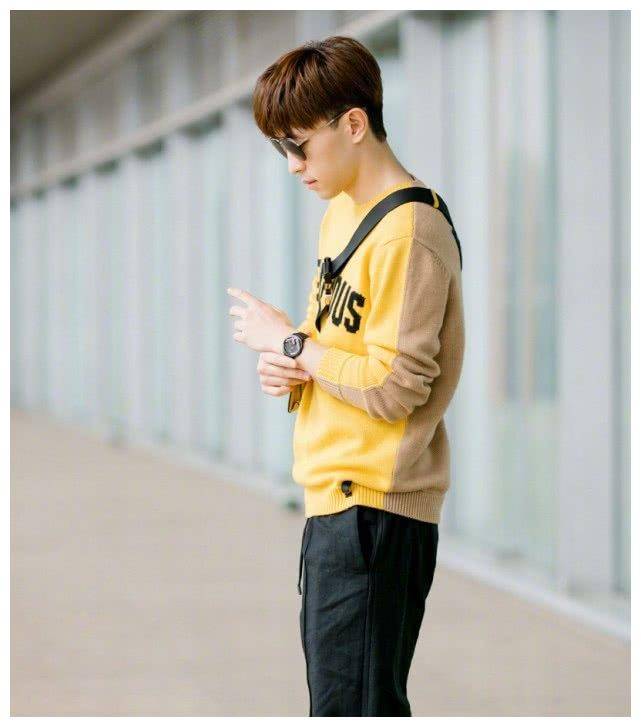 和黑色裤子搭配,随便穿也这么好. 邓伦的时尚