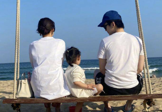 原创董子健连续5年踩点为孙怡庆生罕晒温馨全家福大赞老婆最美