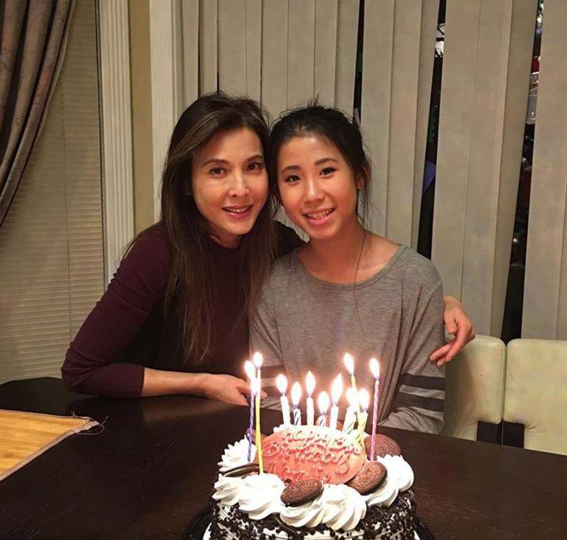 李婉华爱女中学毕业,18岁美貌出众身材好,母女同框似姐妹_natalie