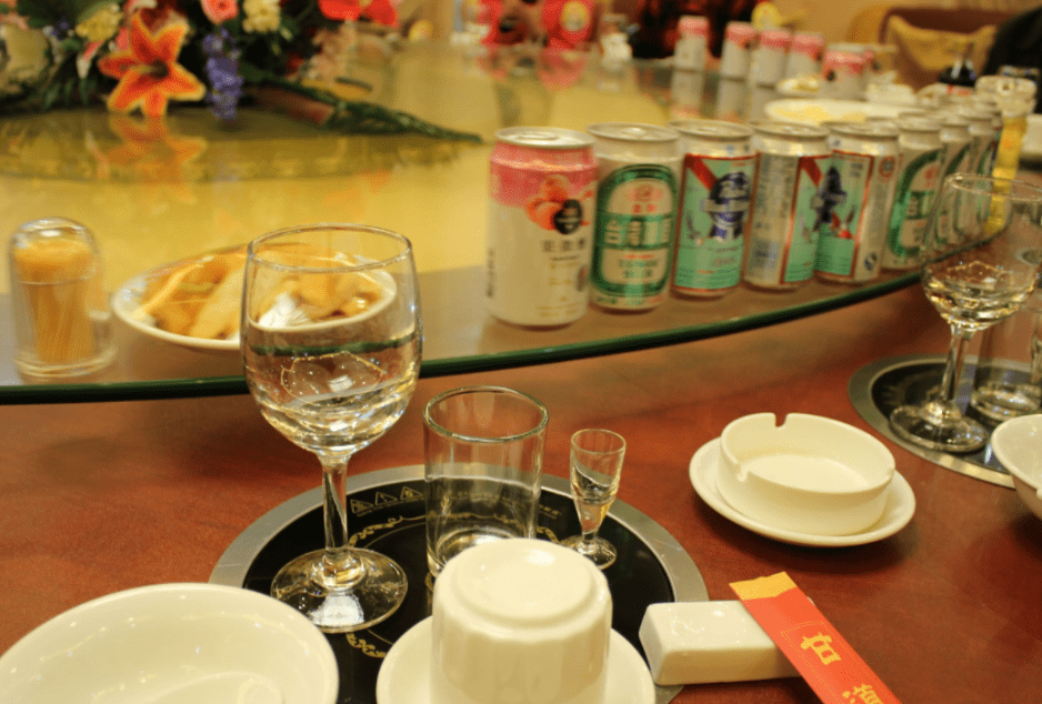 更有甚者,直接拿牛奶,红牛,脉动等兑白酒喝,这些对于小年轻来说,尚可