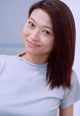 凤凰卫视美女主播杨舒甜美清新依旧多了一份时尚自信与大气