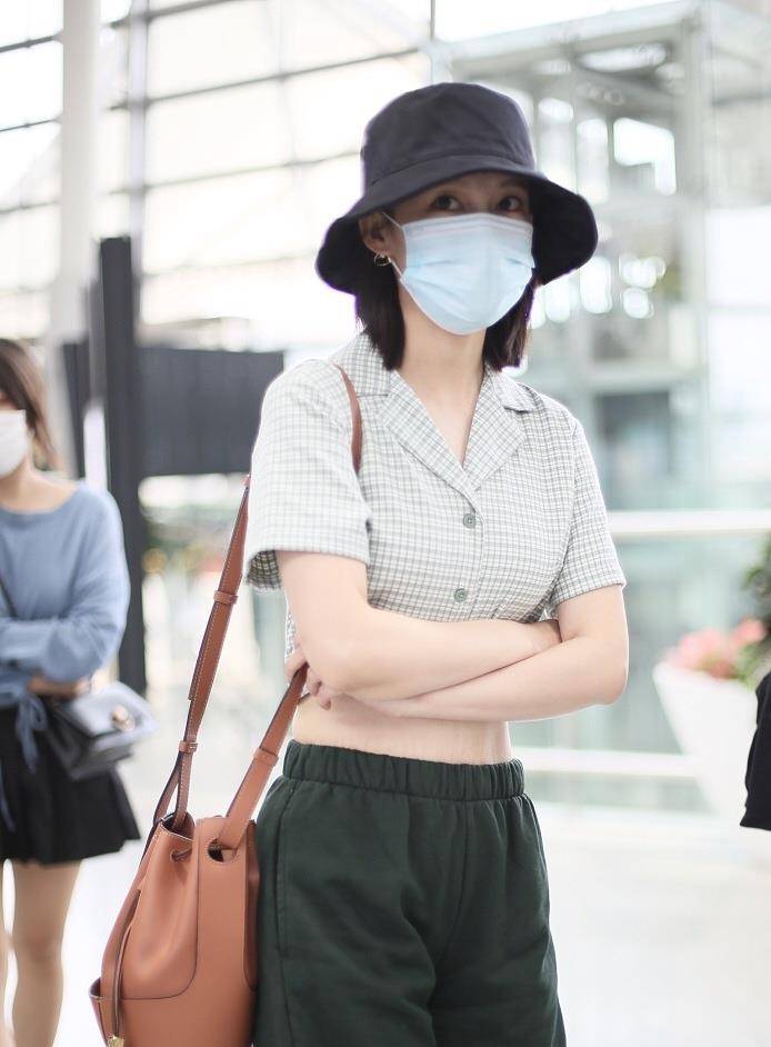 蚂蚁腰再现29岁的李沁穿复古露脐衬衫让人眼前一亮