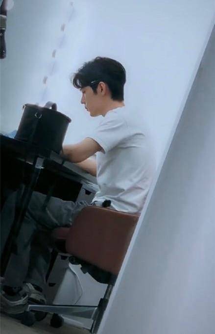原创肖战近况曝光工作看书逛街撸猫喝奶茶他是元气满满的哥哥
