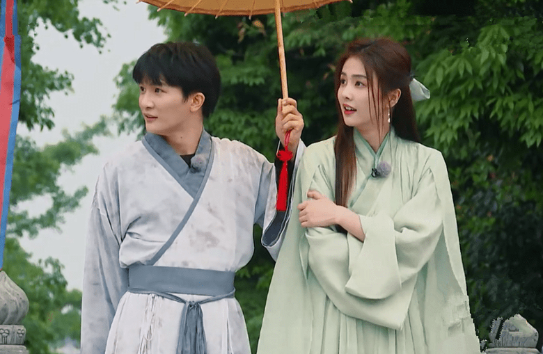 《奔跑吧10》:最大的快乐源泉,是周深和白鹿吧_油纸伞_郑恺_表情