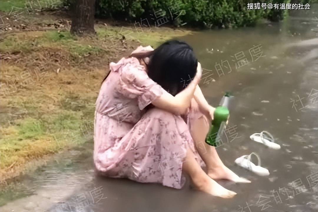 在雨中哭泣的女孩图片图片