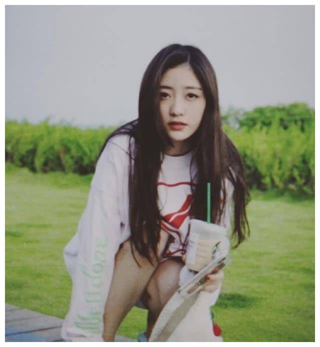 何洛洛当众承认喜欢她,穿白衬衫搭黑裙子清纯无比,美成校花_戚砚笛