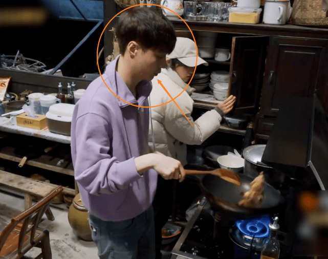 原创张艺兴主动为黄磊分担看到他在厨房内的表现这厨艺真没搞错