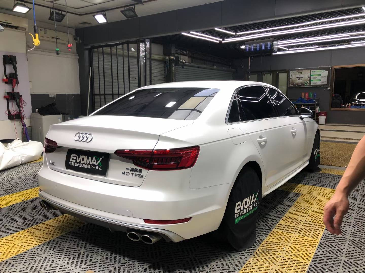 奥迪a4l电光金属白evomax易玛车膜改色